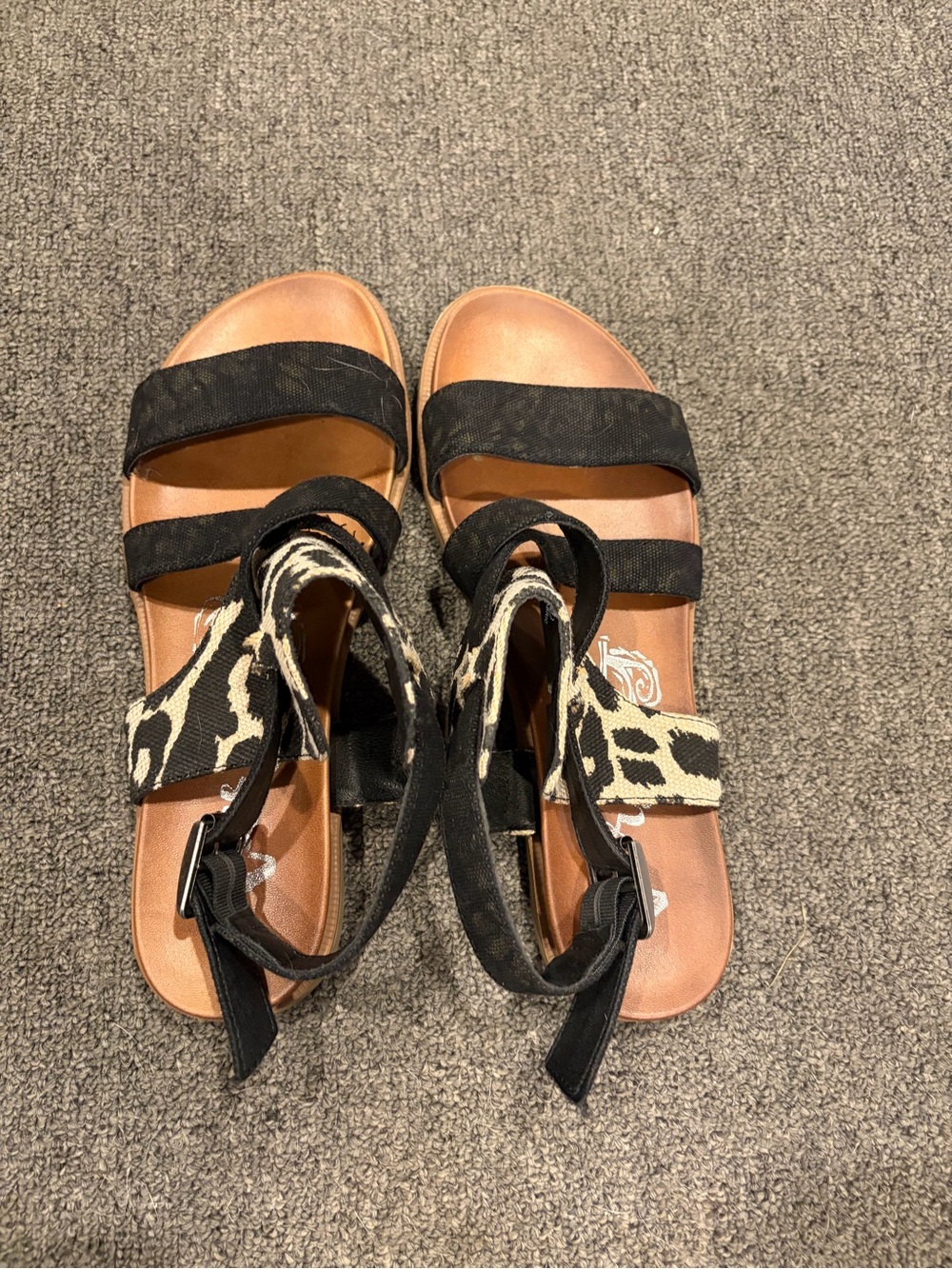 Very G Women’s Black and Tan Leopard Strap Sandals Sz 11